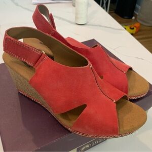 New Women’s Clarks Wedge Sandals Size 8.5 red